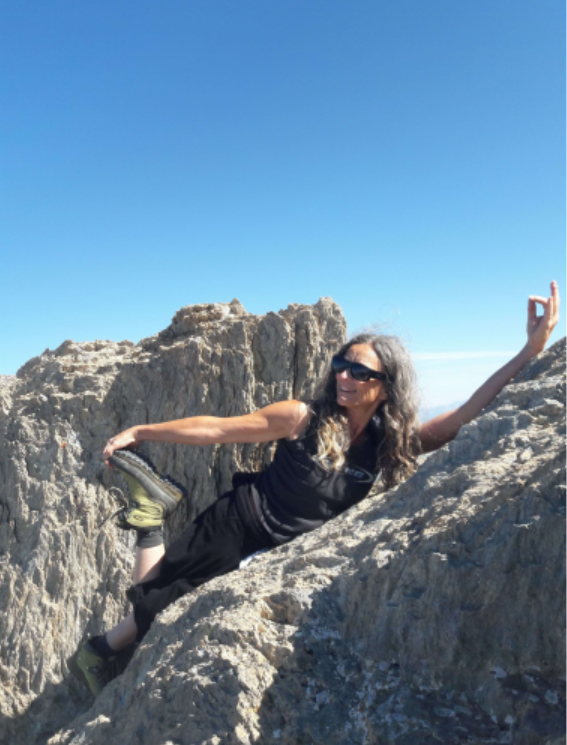 Virginie Pépin pratiquant le yoga en montagne